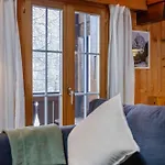 Cozy Alpine - Hot Tub & Balcony Views Apartment *