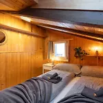 Cozy Alpine - Hot Tub & Balcony Views Apartment *