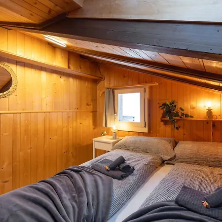 Cozy Alpine - Hot Tub & Balcony Views Apartment *