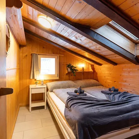 Apartment Cozy Alpine - Hot Tub & Balcony Views *