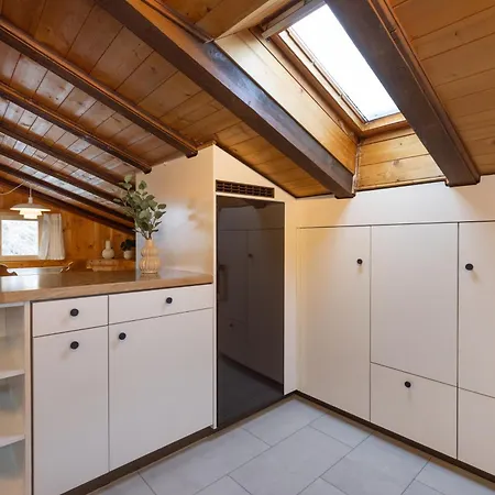 Cozy Alpine - Hot Tub & Balcony Views *