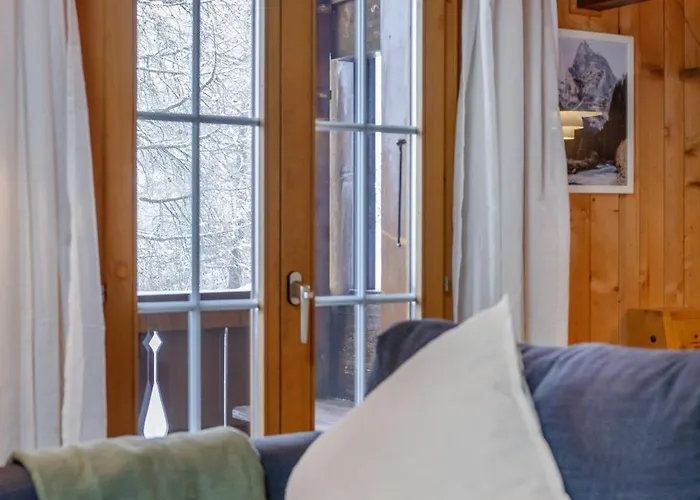 Cozy Alpine - Hot Tub & Balcony Views Апартаменты *