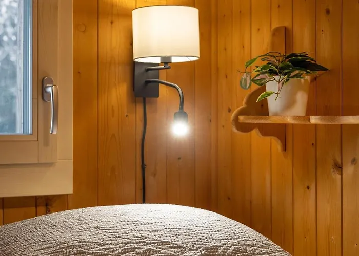 Cozy Alpine - Hot Tub & Balcony Views Апартаменты *